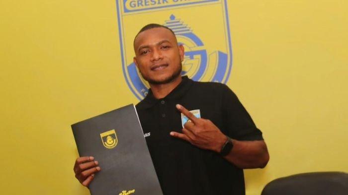 Frank Sokoy, eks pemain Persebaya Surabaya resmi diperkenalkan sebagai rekrutan anyar Gresik United