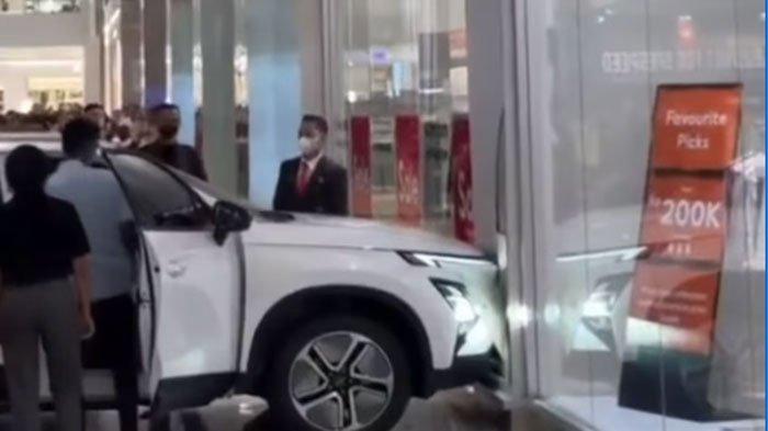 Mobil Listrik Seharga Rp 498 Juta di Pameran Mall Ringsek gara-gara bocah.
