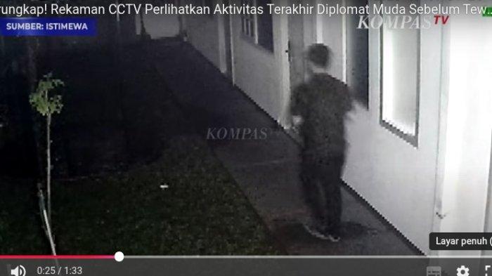AKTIVITAS TERAKHIR - Gelagat Arya Daru terekam kamera pengawas (CCTV)