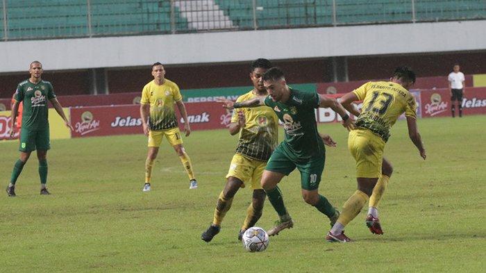 Gelandang Persebaya Surabaya, Higor Vidal saat melepaskan kepungan dari pemain Barito Putera dalam Liga 1 2022-2023