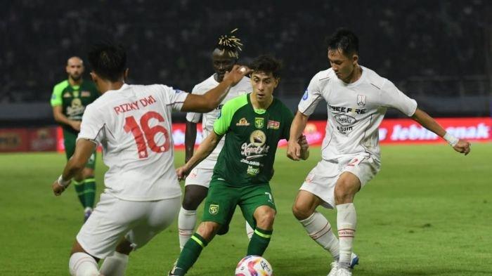 Gelandang Persebaya Surabaya, Francisco Rivera dikepung pemain Persis Solo di Stadion Gelora Bung Tomo, Surabaya.