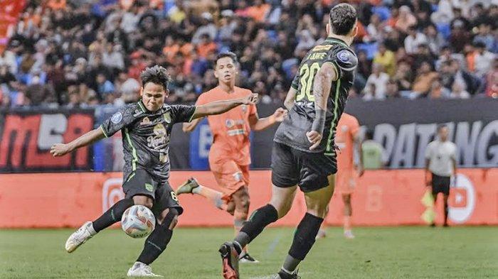 Gelandang Persebaya Surabaya, Toni Firmansyah, melepaskan tendangan berbuah gol ke gawang Borneo FC di Stadion Batakan, Balikpapan, Kamis (7/3/2024) malam ini. Laga berakhir 2-1 untuk kemenangan tuan rumah Borneo FC.