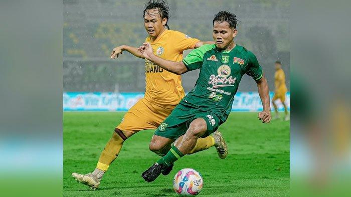 FOKUS - Gelandang Persebaya, Toni Firmansyah menguasai bola dihadang pemain Semen Padang di Stadion Gelora Bung Tomo (GBT) pada Minggu (11/5/2025) malam. Laga berakhir imbang 1-1. Persebaya tidak bisa didampingi Paul Munster saat menyambangi kandang Borneo FC, Uston Nawawi menyebut, satu yang menjadi fokus pembenahan jelang menghadapi Borneo FC adalah soal finishing.