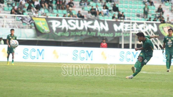 Gelandang Persebaya, Toni Firmansyah melepaskan tendangan ke gawang Madura United di Stadion Gelora Bung Tomo (GBT), Rabu (13/3/2024) malam. Laga berakhir imbang 0-0.