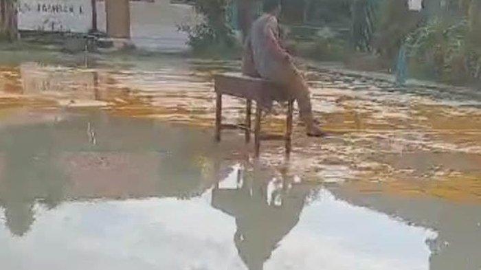 Genangan air hangat dari dalam tanah di dekat SMP dan SMA NU Islamiyah, Desa Tambak, Kecamatan Tambak Pulau Bawean setelah gempa bumi di Tuban, Jumat (22/3/2024).