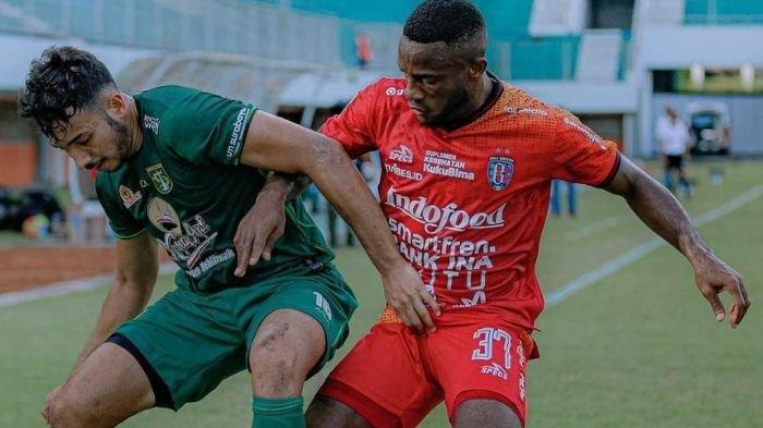 George Brown saat mengawal Privat Mbarga di laga Bali United vs Persebaya Surabaya