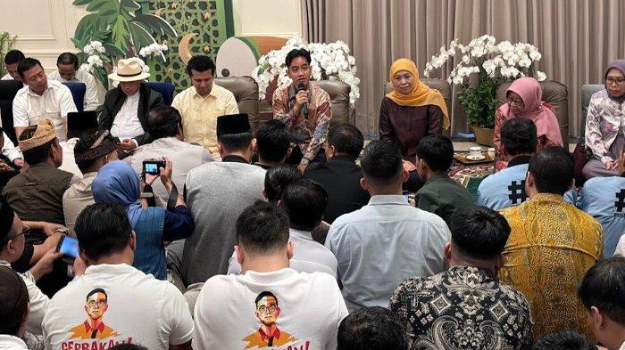 Gibran Rakabuming Raka menyapa langsung para masyarakat dan relawan Jawa Timur di kediaman Khofifah Indar Parawansa, Kamis (6/6/2024) siang.