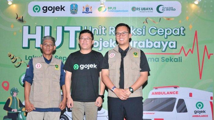 Ketua Unit Reaksi Cepat (URC) Gojek Dadik Prayitno, Head of Public Policy and Government Relations Gojek East Java, Bali, Nusra, Charly Raya, dan Ali Affandi Ketua Kadin Surabaya. Berfoto bersama dalam acara HUT URC sekaligus pengukuhan susunan kepengurusan baru URC Gojek.