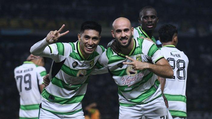 ANNIVERSARY GAME - Pencetak gol perdana Persebaya Mohammad Rashid melakukan selebrasi usai melakukan gol ke kandang Persibo Bojonegoro di Stadion Gelora Bung Tomo (GBT) Surabaya, Sabtu (29/6/2024) malam.  Pada pertandingan 