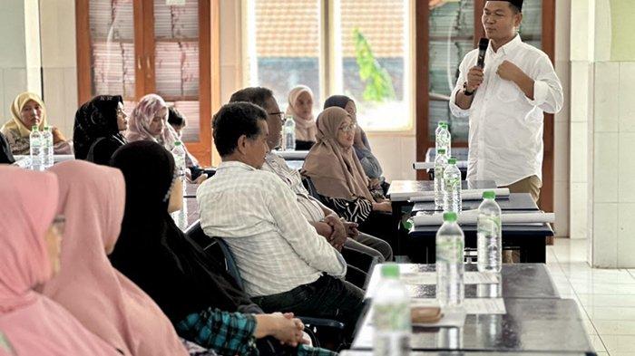 Gus Aam, anggota Komisi X DPR RI saat mendengarkan keluhan emak - emak di Kabupaten Pasuruan tentang kesulitannya membayar sekolah
