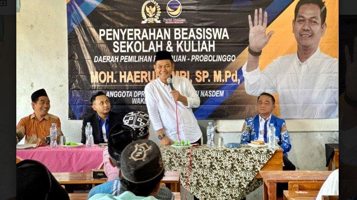 Anggota Komisi X DPR RI, Moch Haerul Amri (Gus Aam) memberikan sambutan di acara penyerahan beasiswa untuk para santri agar bisa melanjutkan pendidikan di jenjang kuliah.