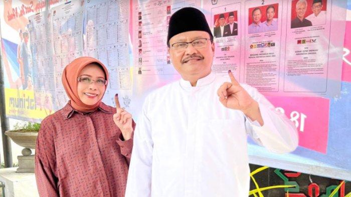 Wali Kota Pasuruan, Saifullah Yusuf (Gus Ipul) dan istrinya, Fatma menggunakan hak pilihnya di Pemilu, Rabu (14/2/2024).