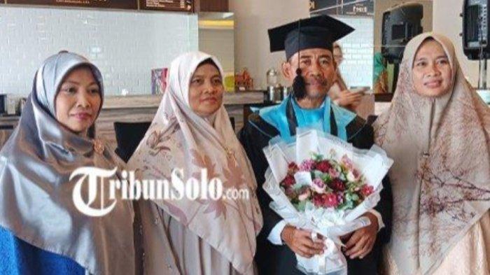 Haji Sukadi, pengusaha di Klaten resmi mendapat gelar sarjana pada usia 56 tahun, saat diwisuda, ia ditemani oleh ketiga istrinya