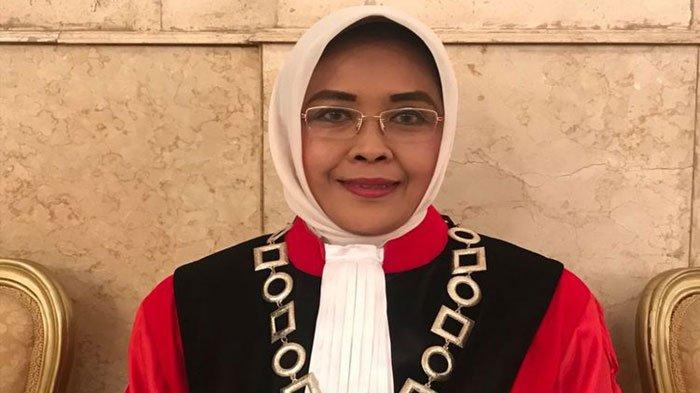 Hakim MK Enny Nurbaningsih. Ia Nangis Saat Diperiksa Majelis Kehormatan. Simak Profil dan Biodatanya.
