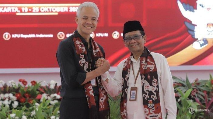 Capres-cawapres nomor urut 3 Ganjar dan Mahfud MD unggul suara di Tempat Pemungutan Suara (TPS) 30, Kelurahan Margorejo, Kecamatan Wonocolo, Surabaya Jawa Timur, Rabu (14/2/24).