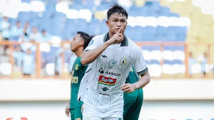 Hokky Caraka saat merayakan golnya bersama PSS Sleman di Liga 1 2023/2024. Striker Timnas U-19 itu bisa jadi ancaman bagi Persebaya Surabaya.