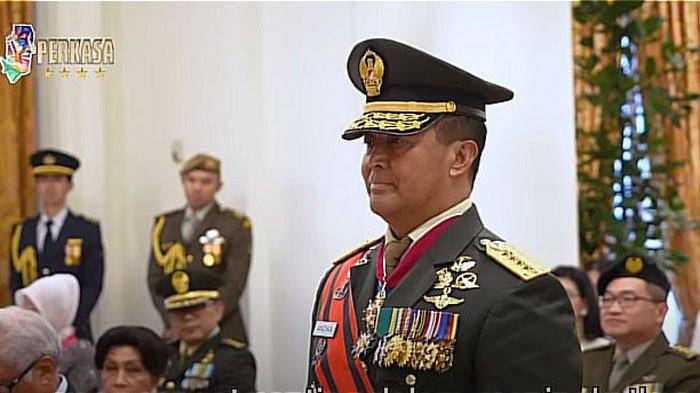 Jenderal Andika Perkasa saat menerima penghargaan dari Singapura.
