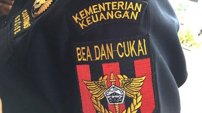 Ilustrasi petugas Bea Cukai. Jadi Sorotan Gara-gara Sepatu Rp 10 Juta Kena Pajak Rp 31 Juta, Berapa Gaji Petugas Bea Cukai?
