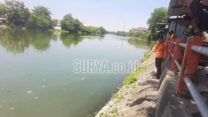 Petugas BPBD yang bertugas di pos titik TKP dua orang diduga hilang tenggelam, Sungai Surabaya atau aliran Sungai Brantas, kawasan Jalan Gunungsari, Surabaya, Kamis (21/9/2023) siang.