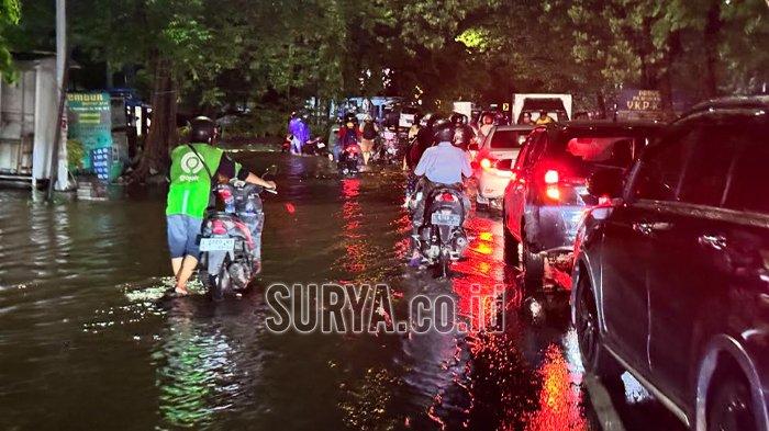 Jalan Raya Tenggilis arah Prapen/Jemursari Kota Surabaya yang digenangi banjir, Selasa (24/12/2024) malam.