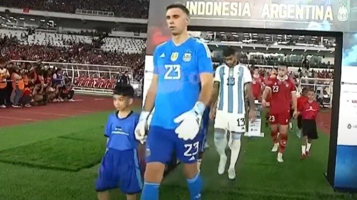 Jan Ethes menggandeng tangan Martinez