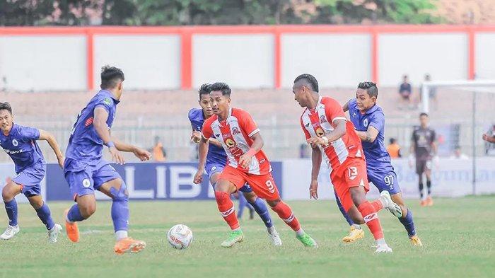 Striker Deltras Sidoarjo, Januar Eka Ramdhani (tengah) saat lawan PSCS Cilacap di Liga 2. Deltras Sidoarjo dijadwalkan lawan Gresik United di Stadion Gelora Delta Sidoarjo, Minggu (24/9/2023)