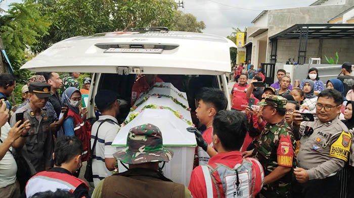 KORBAN TRAGEDI PANTAI DRINI - Jenazah Rifky Yoeda Pratama disemayamkan di rumah duka, di Perumahan The Suam Kelurahan Kedundung, Magersari, Kota Mojokerto, Jawa Timur, sebelum dimakamkan di Krian, Rabu (29/1/2025). 4 siswa SMPN 7 Kota Mojokerto meninggal dunia menjadi korban kecelakaan air di Pantai Drini, Gunungkidul, Yogyakarta.