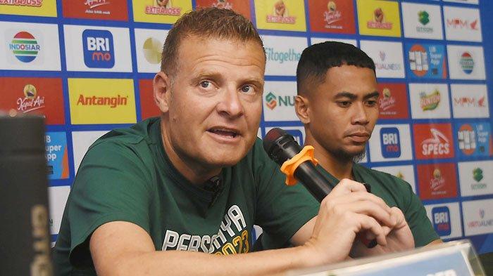 Pelatih Persebaya, Josep Gombau didampingi Kapten Persebaya, Reva Adi Utama saat menjelaskan kesiapan tim jelang laga melawan Arema FC, Jumat (22/9/2023).