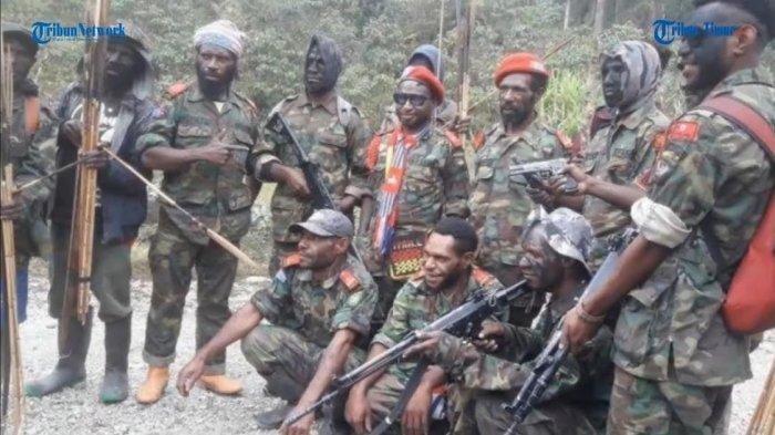 Anggota KKB Papua sedang berkumpul. KKB PAPUA Undius Kogoya Kehilangan 2 Anggota dan Ratusan Amunisi.
