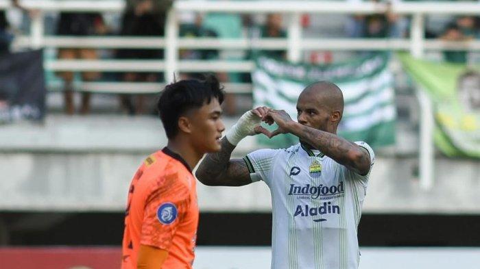 David da Silva saat berlaga melawan Persebaya Surabaya di Stadion Gelora Bung Tomo.