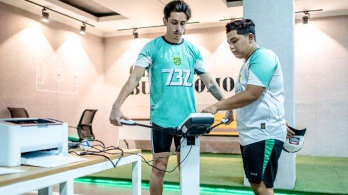 KONDISI FISIK - Francisco Rivera saat mengukur kondisi fisik bersama tim medis Persebaya. Pengukuran dilakukan di Stadion GBT.