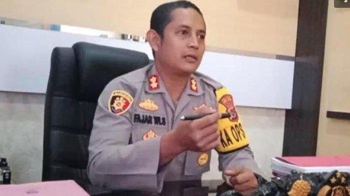 DITANGKAP - Kapolres Ngada AKBP Fajar Widyadharma Lukman Sumaatmaja yang ditangkap Propam Mebes Polri di Bajawa, Pulau Flores, Nusa Tenggara Timur (NTT), sejak Kamis (20/2/2025). Diduga terkait kasus narkoba dan asusila. 