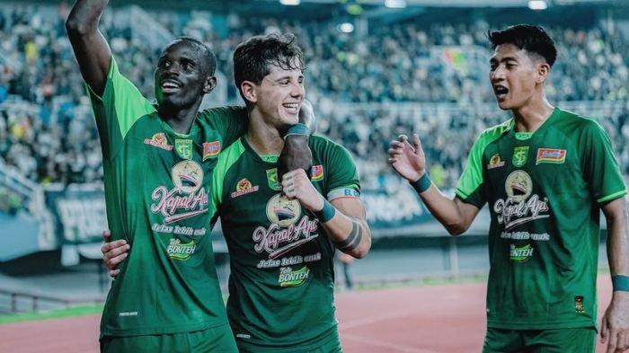 Kapten Persebaya Surabaya, Bruno Moreira (Tengah) merayakan gol bersama Flavio Silva (Kiri) dan Malik Risaldi (Kanan) di laga melawan PSBS Biak di Stadion Gelora Bung Tomo, Surabaya, Sabtu (15/2)