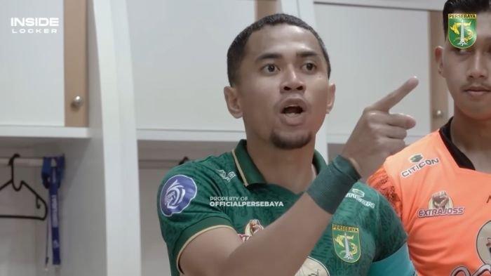 Kapten Persebaya Surabaya Reva Adi Utama saat memotivasi rekan-rekannya di ruang ganti sebelum laga melawan PSM Makassar.