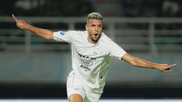 Karim Rossi merayakan gol di laga Persebaya Surabaya vs Persis Solo di Stadion Gelora Bung Tomo, Surabaya.