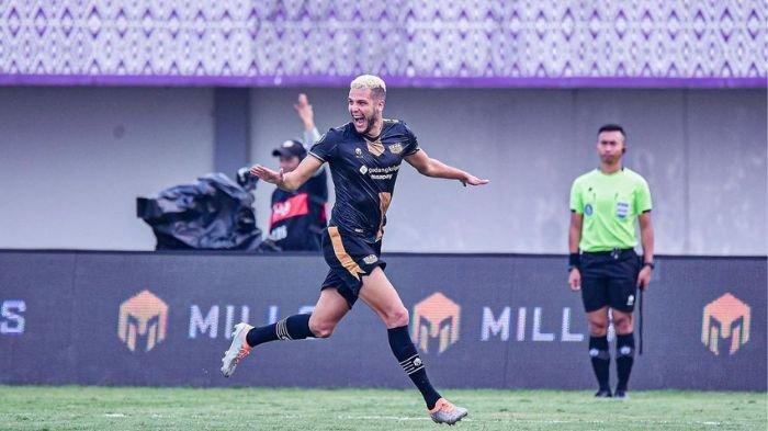 Karim Rossi saat merayakan golnya bersama Dewa United di Liga 1. Akankah striker berusia 29 tahun itu akan bergabung Persebaya Surabaya musim depan?