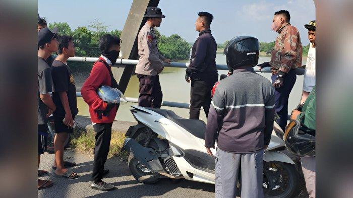 Sepeda motor korban yang tertinggal di atas jembatan Laren-Maduran, Lamongan, Jatim, Sabtu (4/5/2024).
