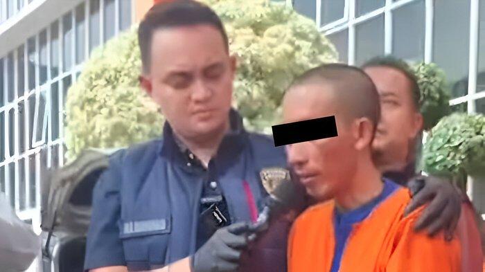 Kasatreskrim Polres Gresik AKP Aldhino Prima Wirdhan saat menanyai Farikhul Amin (42), pelaku yang merudapaksa dua putrinya selama 2 tahun di Kecamatan Cerme, Kabupaten Gresik, Jatim, Selasa (7/5/2024).