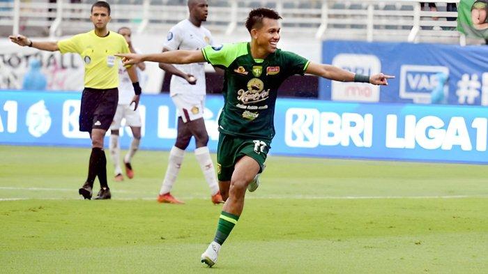 Penyerang sayap Persebaya, Kasim Botan melakukan selebrasi setelah menjebol gawang Persik Kediri di Stadion Gelora Bung Tomo, Surabaya pada Rabu (11/12/2024) kemarin sore. Laga berakhir 4-1 untuk Persebaya.
