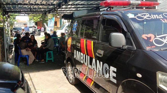 Suasana rumah duka I Made Indraprastha (42) yang menjadi korban terseret ombak Pantai Jembatan Panjang, Kecamatan Bantur Kabupaten Malang terus didatangi pelayat.