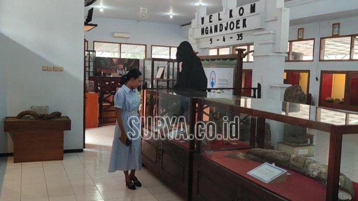 Seorang pengunjung tengah menilik koleksi yang tersimpan di Museum Anjuk Ladang, Jalan Gatot Subroto, Kecamatan Nganjuk, Kabupaten Nganjuk, Kamis (5/12/2024).