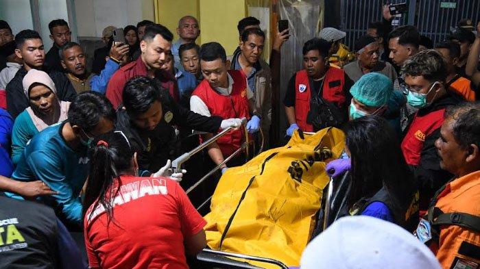 Sejumlah relawan dan petugas kesehatan mengangkat korban selamat untuk dirujuk ke rumah sakit saat laka maut di wilayah Taman Nasional Bromo Tengger Semeru (TNBTS) di wilayah Jarak Ijo, Kecamatan Poncokusumo, Kabupaten Malang, di rumah sakit Sumber Sentosa, Senin (13/5/2024).