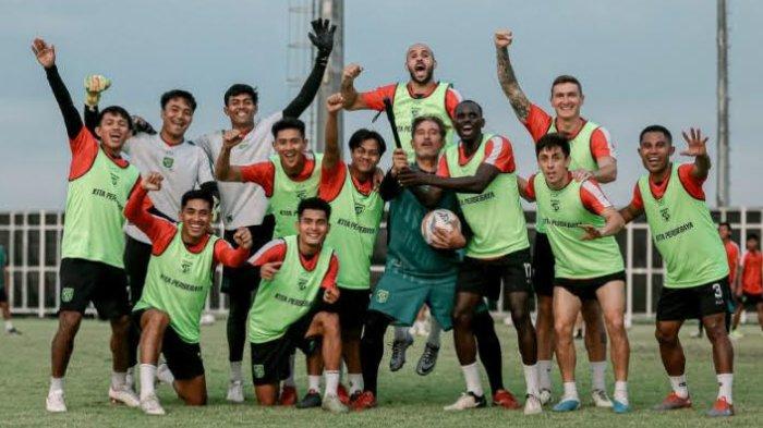 Keceriaan pemain Persebaya Surabaya seusai latihan resmi di Lapangan B, Kompleks Stadion Gelora Bung Tomo (GBT).