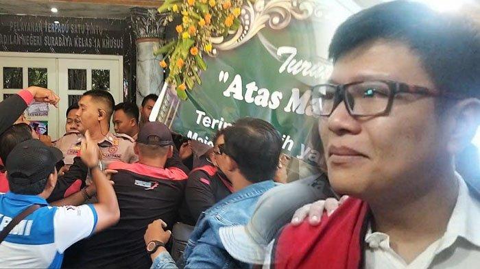 Kericuhan terjadi saat massa yang berunjuk rasa memprotes vonis bebas Ronald Tannur di PN Surabaya, Senin (29/7/2024).