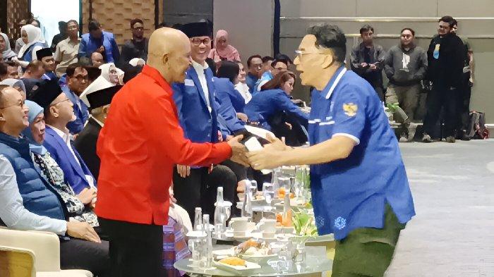 Ketua DPW PAN Jatim Ahmad Rizki Sadig saat menyambut kehadiran Ketua DPD PDI Perjuangan Jatim Said Abdullah di acara Halal Bihalal & Rakorwil persiapan Pilkada 2024 yang berlangsung di Hotel Vasa Surabaya, Selasa (30/4/2024).