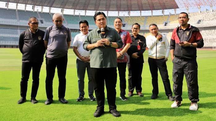 Ketua Umum PSSI, Erick Thohir saat memberikan keterangan kepada jurnalis di sela peninjauan Stadion Gelora Bung Tomo (GBT) Surabaya, Selasa (6/6/2023).