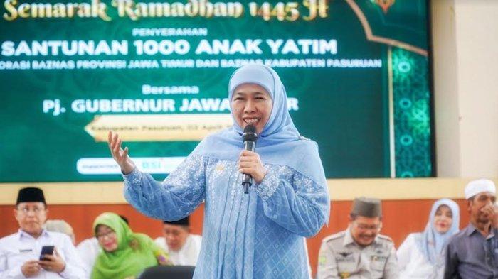 Ketua Umum PP Muslimat NU Khofifah Indar Parawansa saat hadir di santunan 1000 anak yatim di Pasuruan, Selasa (2/4/2024).