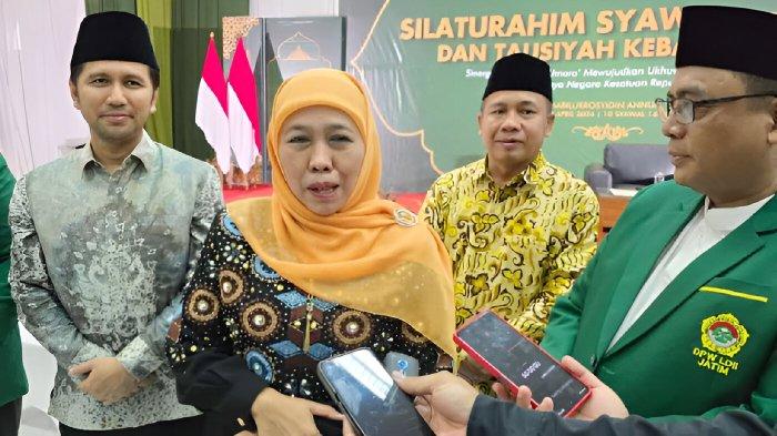 Khofifah Indar Parawansa bersama Emil Dardak dan Ketua DPW LDII Jawa Timur KH M Amrodji Konawi saat diwawancara dalam acara Silaturahim Syawal 1445 Hijriyah dan Tausiyah Kebangsaan yang diadakan oleh LDII Provinsi Jawa Timur, di Pondok Pesantren Sabilurrosyidib Annur, Surabaya, Sabtu (27/4/2024) sore.