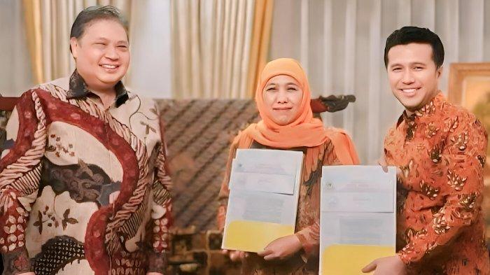 Khofifah Indar Parawansa dan Emil Elestianto Dardak menerima SK dari Ketum Partai Golkar Airlangga Hartarto sebagai cagub dan cawagub di Pilgub Jatim 2024.