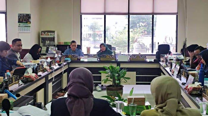 Ketua Komisi D DPRD Surabaya, Khusnul Khotimah saat memimpin rapat pembahasan Perubahan Anggaran Keuangan (PAK) APBD 202, di Gedung DPRD Kota Surabaya, Rabu (20/9/2023).
